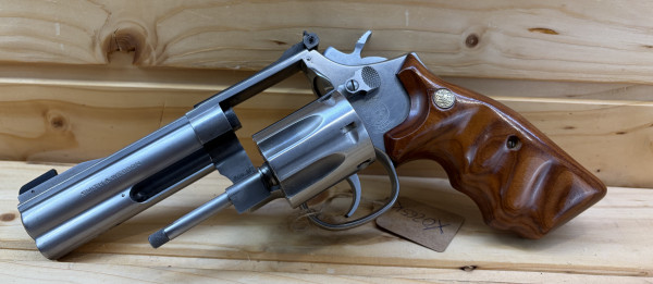 Smith & Wesson Mod. 617 .22 l.r. Holzgriffschalen