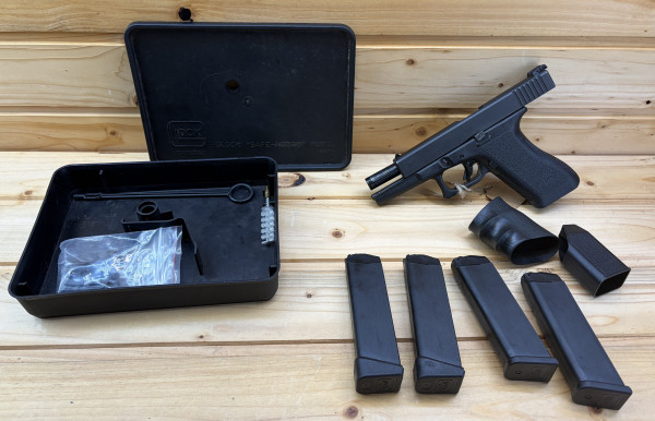 Glock 17 Gen. 2, Kal.: 9x19 mit 4x Magazinen