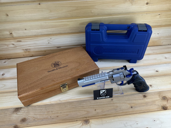 Smith & Wesson Revolver 686 Target Champion X (69-150) im Kaliber .357 Mag. mit Holzbox